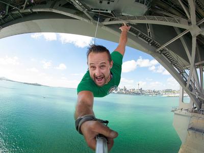 Bungee jumping (40 m. Ocean Touch) from Auckland Bridge Bungee jumping (40 m. Ocean Touch) from Auckland Bridge